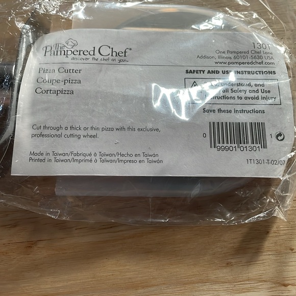 New Pampered Chef pizza cutter still in original packaging. - Picture 3 of 3